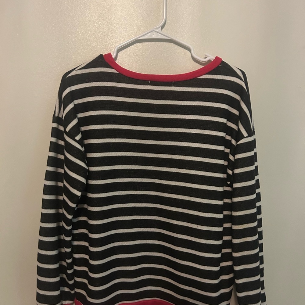 Stripped black and white sweatshirt with pink trim
